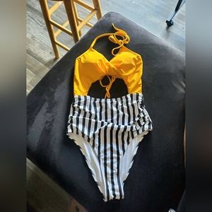 CUPSHE swimsuit- one piece- M